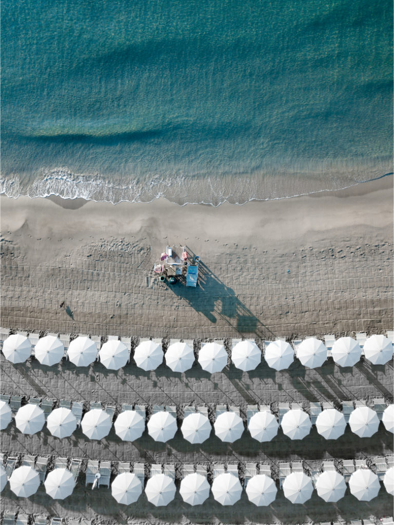 Strand mit Sonnenschirme 2018