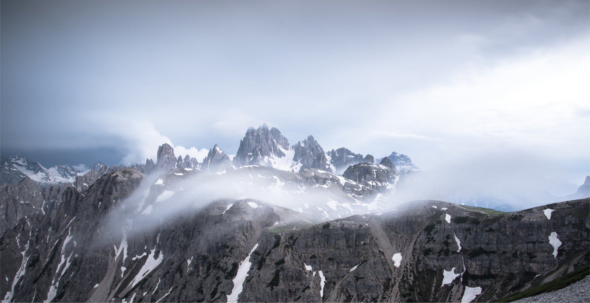 panorama benebelte dolomiten