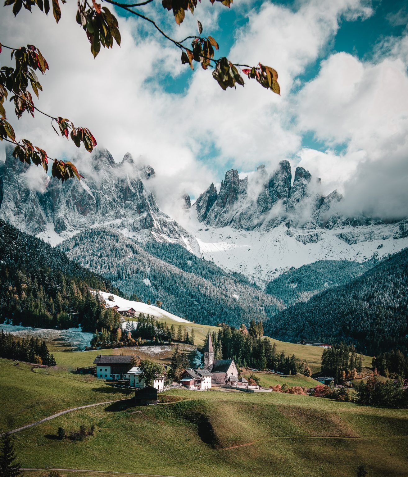 Dorf mit Kirche und Berge